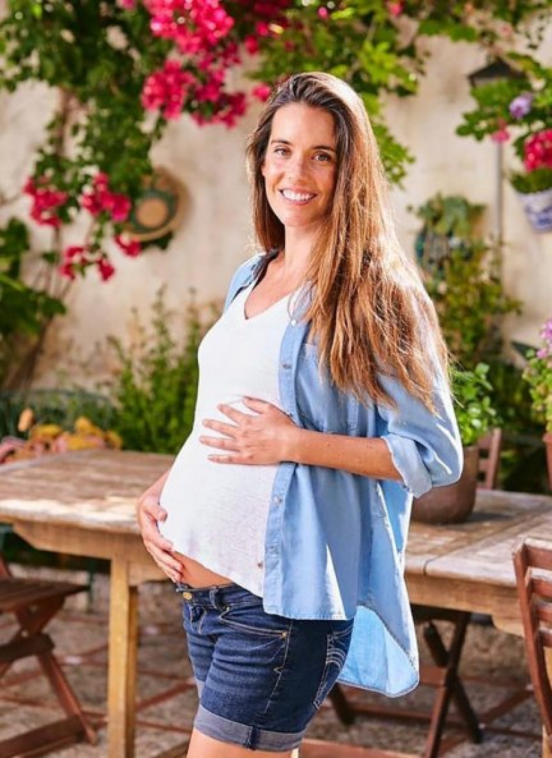 Ona Carbonell posando feliz por su embarazo.
