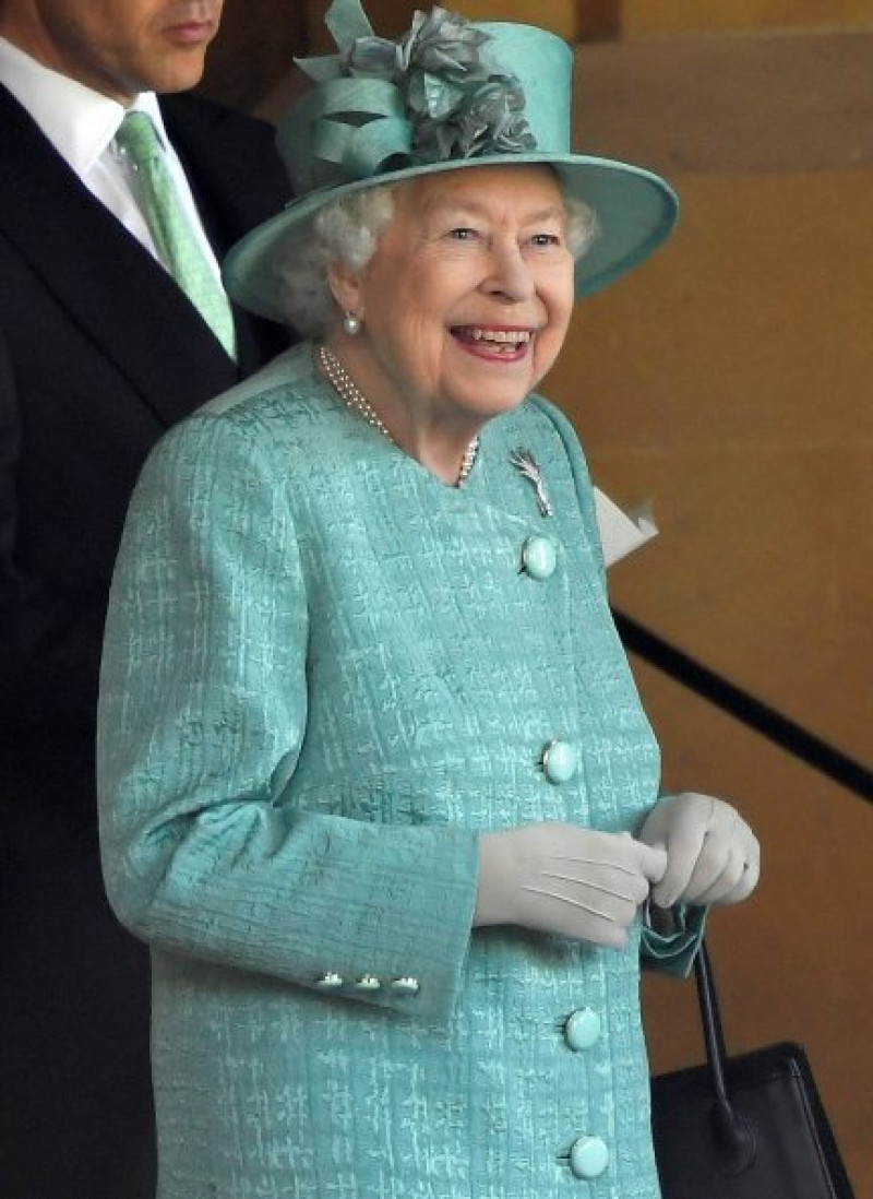 La reina eligió para la ocasión un abrigo en color verde-azulado con sombrero a juego.