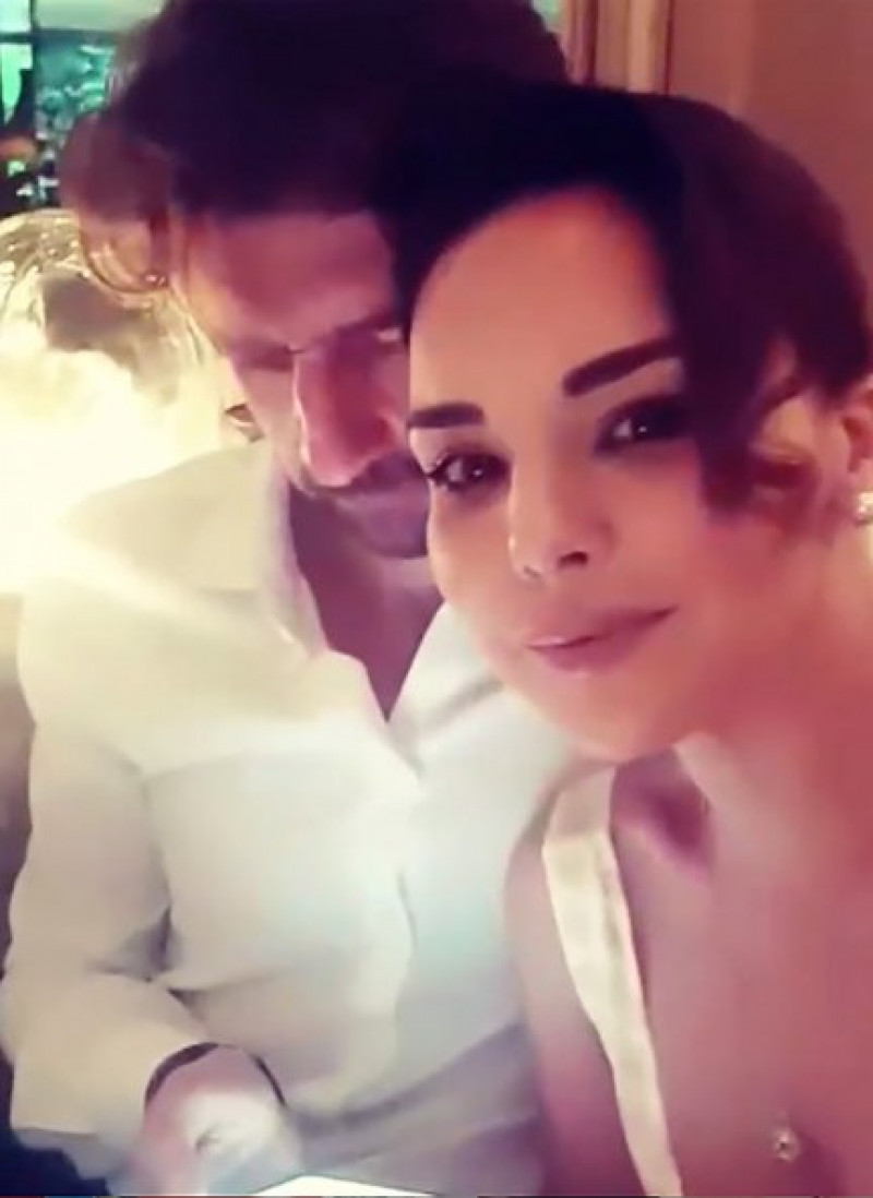 Chenoa y Miguel Sánchez Encinas en su cena por su 45 cumpleaños.