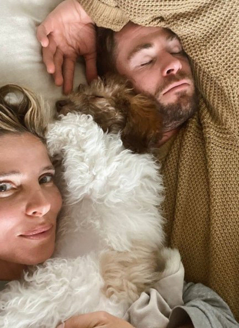 Elsa Pataky, su marido Chris Hemsworth y su perrito echándose la siesta.