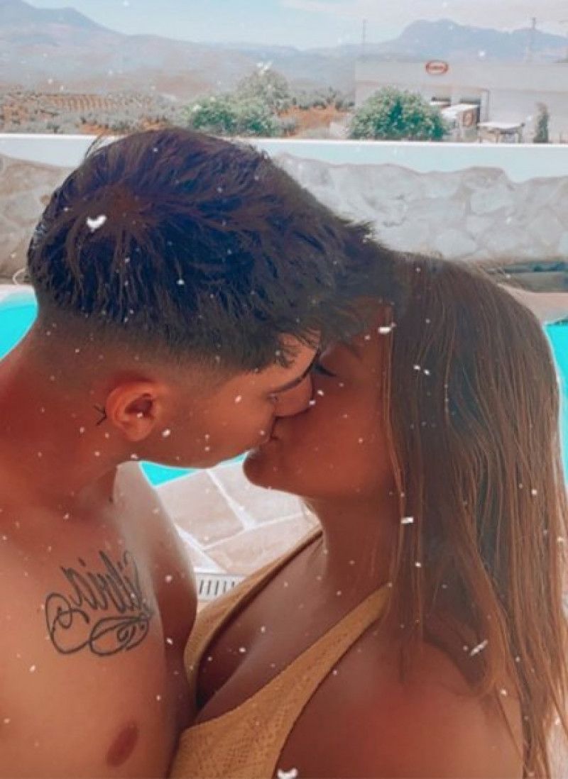 Rocío Flores y Manuel Bedmar han pasado un romántico día de piscina.