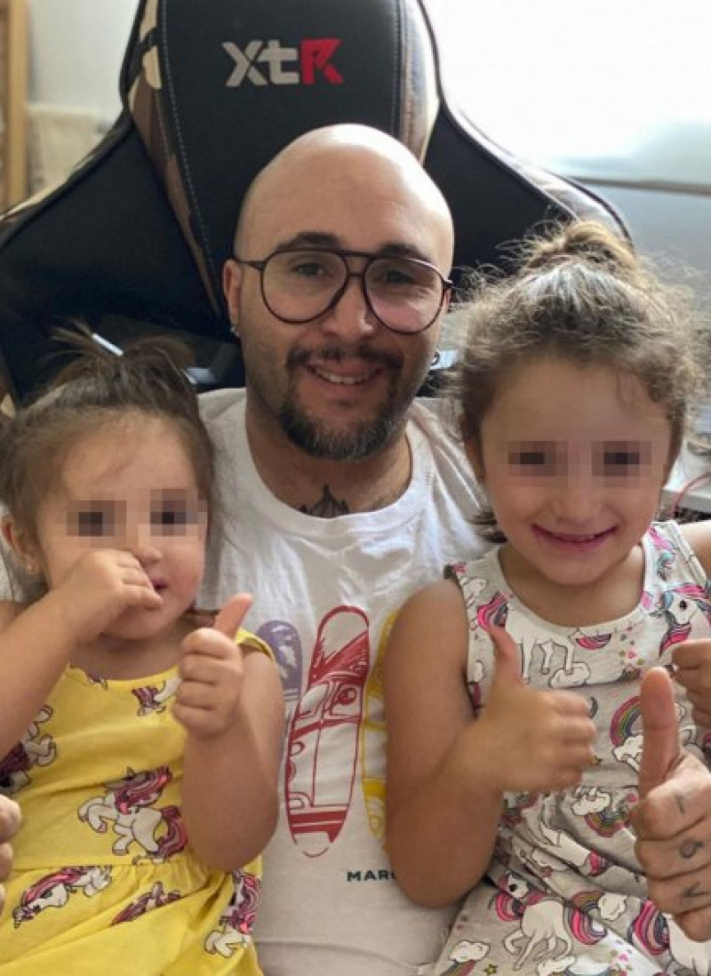 Kiko Rivera se lo pasa en grande con sus hijas, Ana y Carlota.