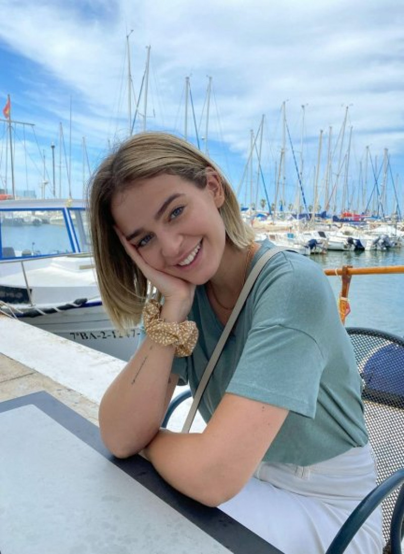 Laura Escanes en una terraza uno de los primeros días fuera del estado de alarma.