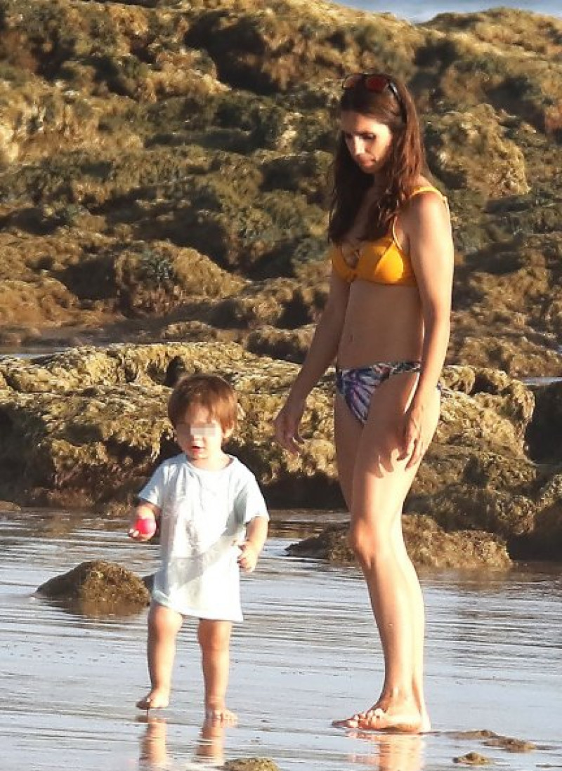 Elena Furiase y el pequeño Noah, en la orilla del mar.