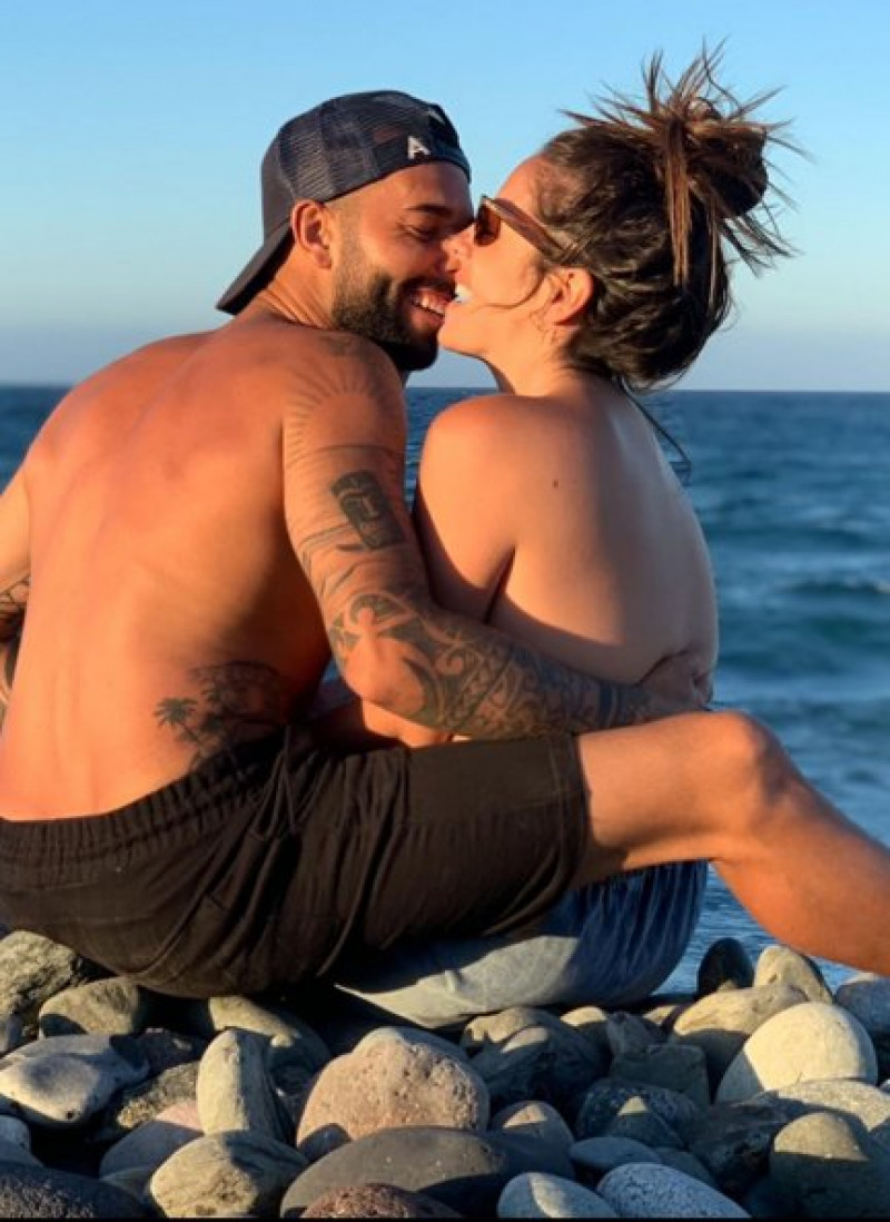 Anabel y Omar muy acaramelados en las playas de Gran Canaria.