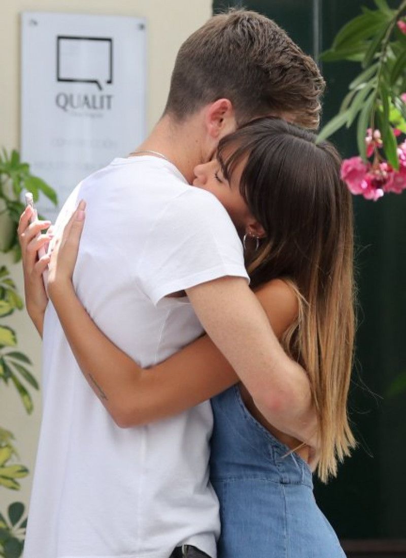 La cantante Aitana Ocaña y el actor Miguel Bernardeau en una terraza de Madrid.