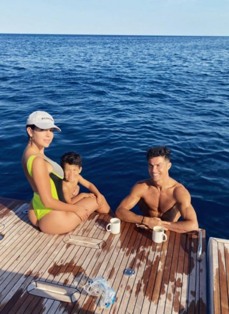 Georgina Rodríguez, el pequeño Mateo y Cristiano Ronaldo.