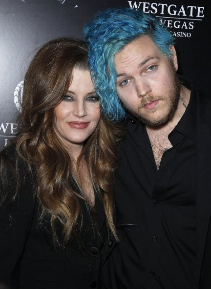 Benjamin junto a su madre. El joven tenía un gran parecido con su abuelo, Elvis Presley.