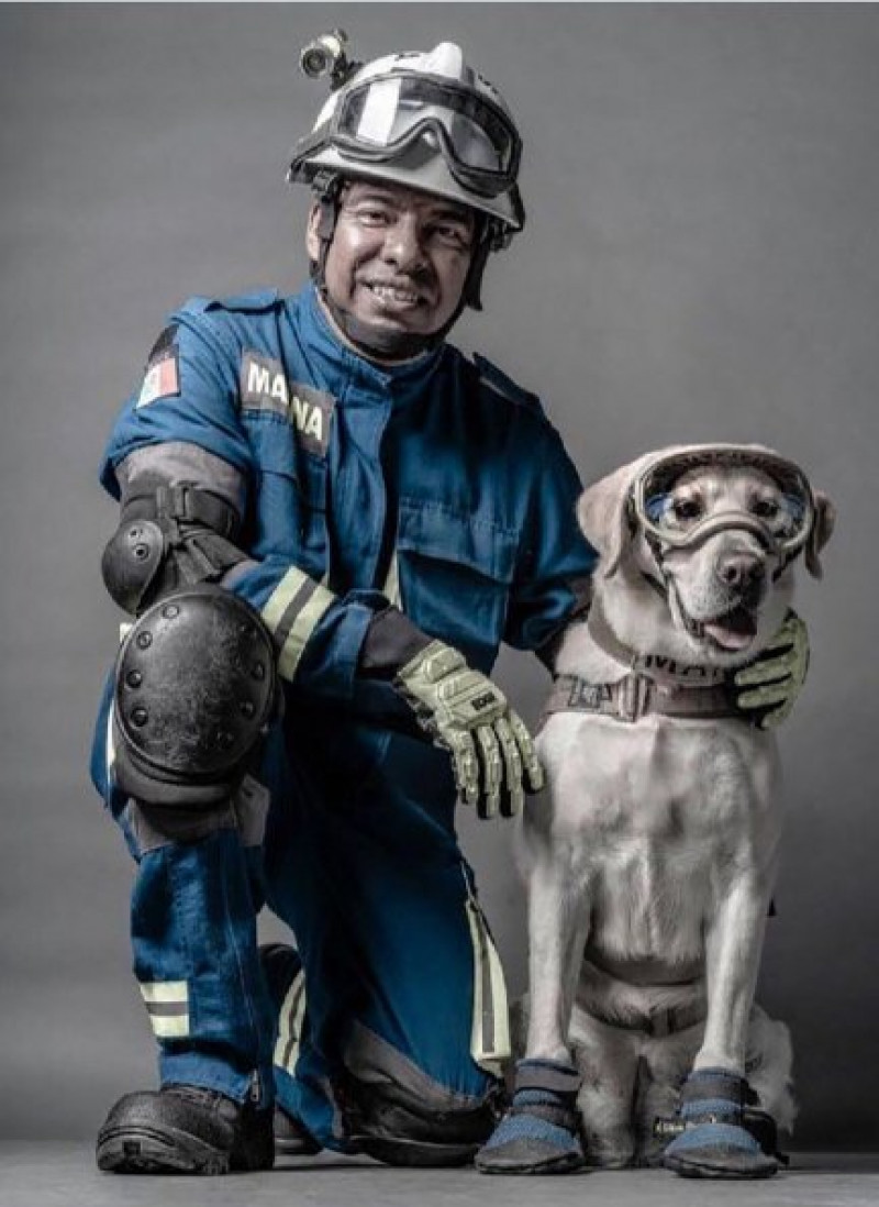 Frida, que se hizo famosa en México, durante el terremoto del 2017, junto a su entrenador.