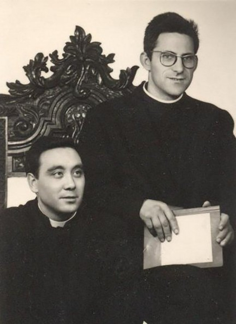 El padre Ángel, cuando era un cura joven, con su amigo y colaborador, el también sacerdote Ángel Silva.