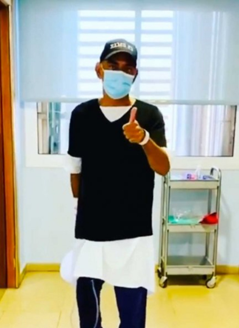 José Corbacho, en el pasillo del hospital en el que se recupera de un trasplante de riñón.
