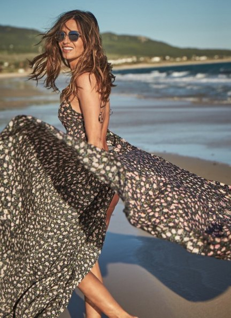 Sara Carbonero posando en la playa el verano pasado.