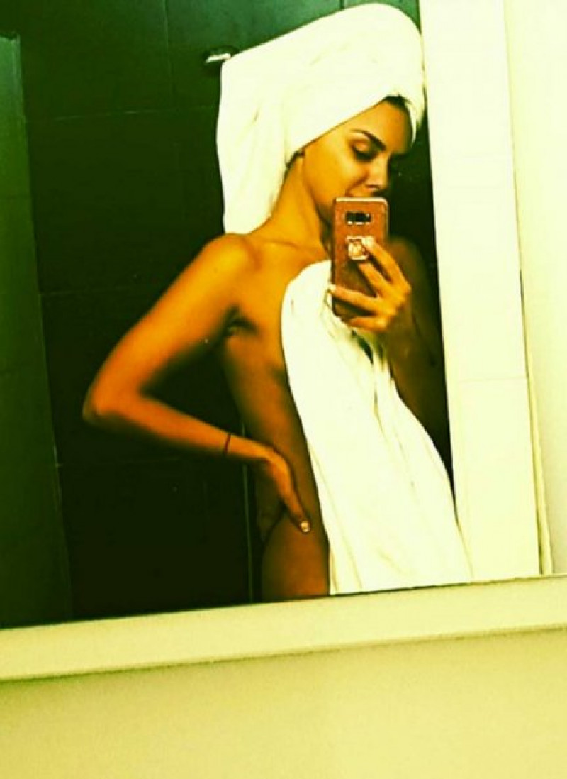 Chenoa comparte una fotografía al salir de la ducha.
