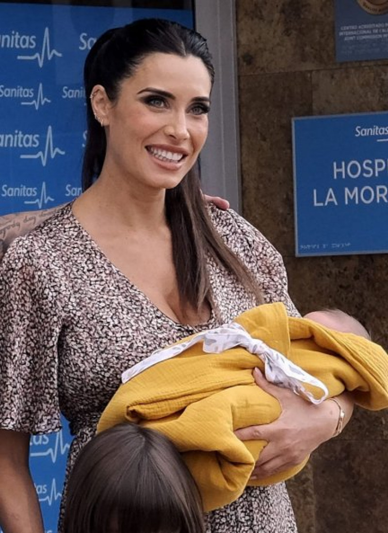 Pilar Rubio, feliz con su bebé, Máximo Adriano, en la puerta del hospital.