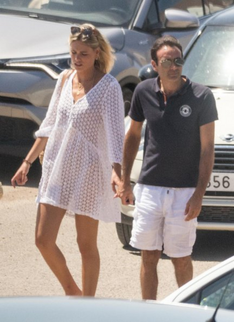 Enrique Ponce y Ana Soria cogidos de la mano, en Almería.