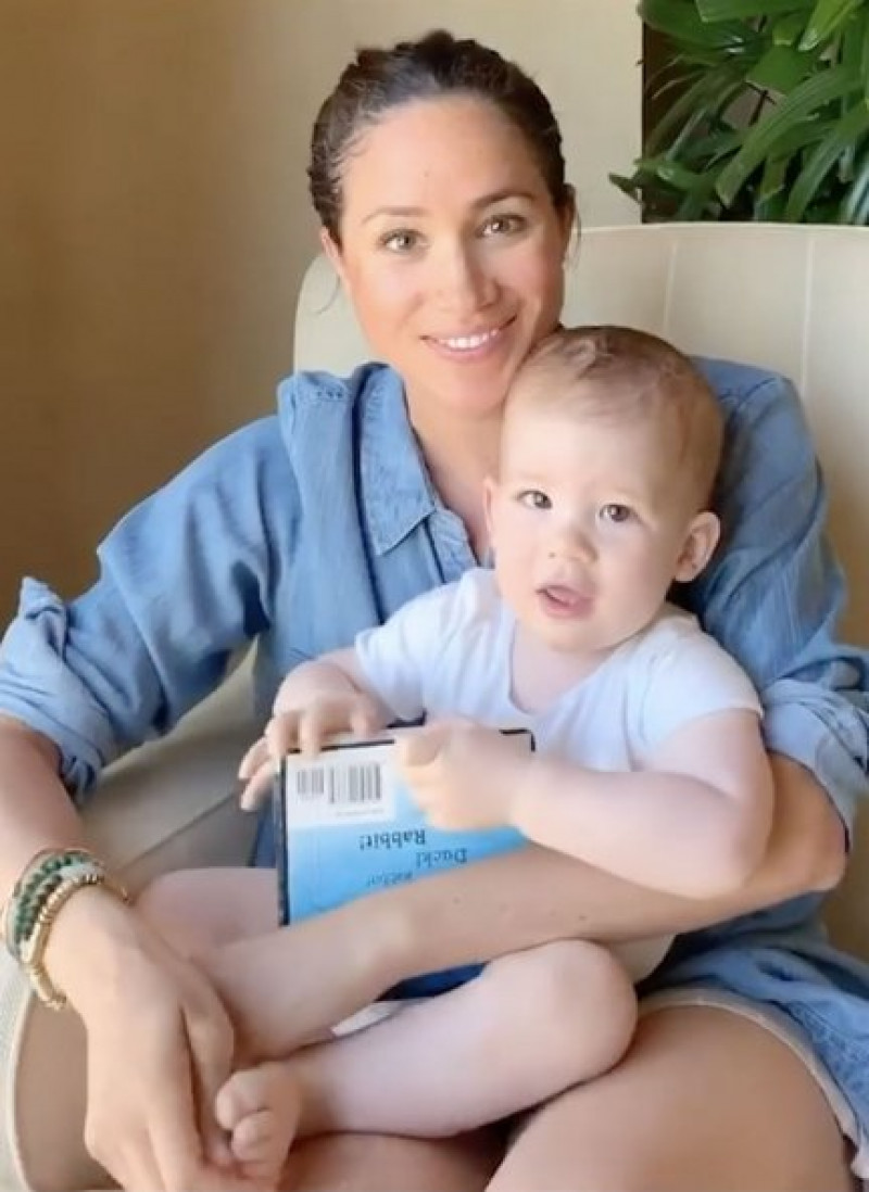 Meghan Markle con su hijo, el pequeño Archie, en su regazo.