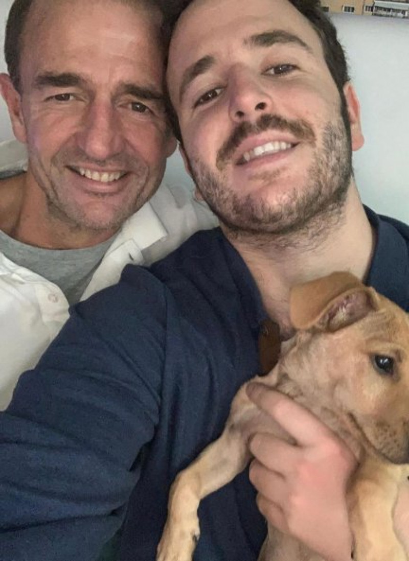 Alessandro Lequio y su hijo Álex junto a su mascota.