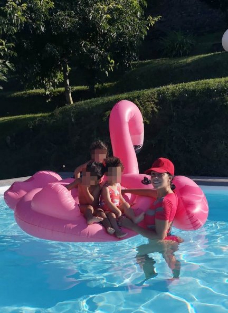 Georgina Rodríguez con sus peques en la piscina.