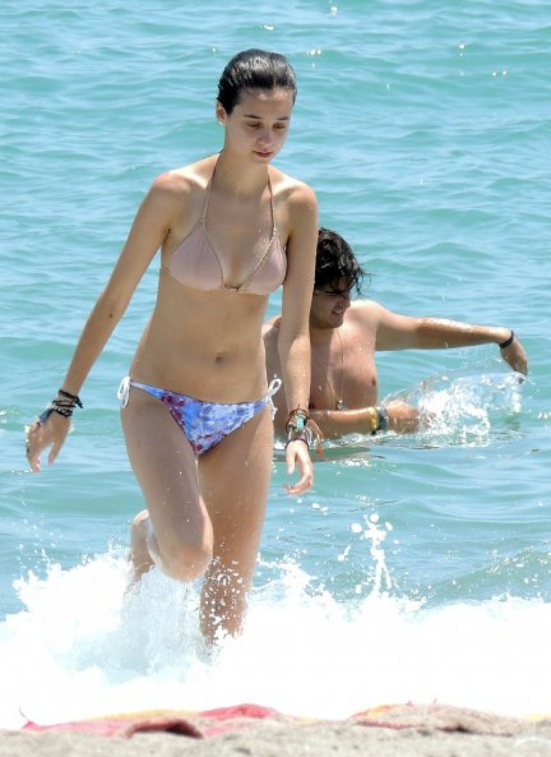 Victoria luce tipazo en las playas de Marbella mientras su chico, Jorge, se pega un chapuzón refrescante.