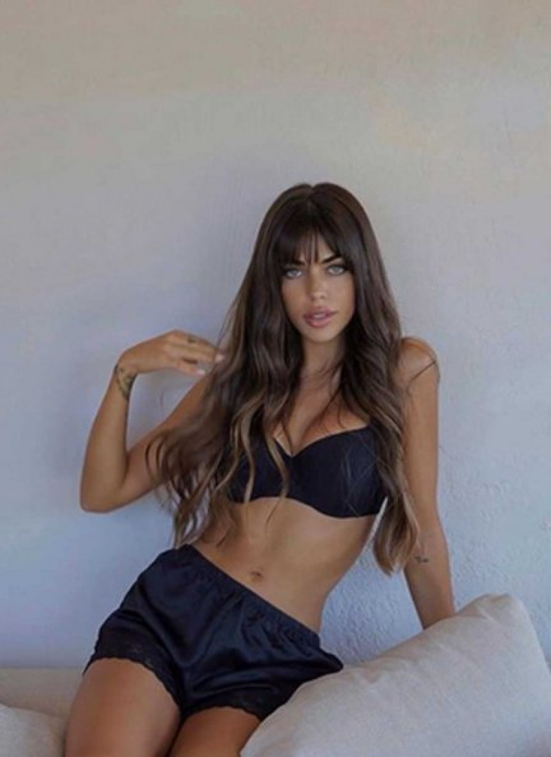 Violeta Mangriñán posa en redes sociales en ropa interior.