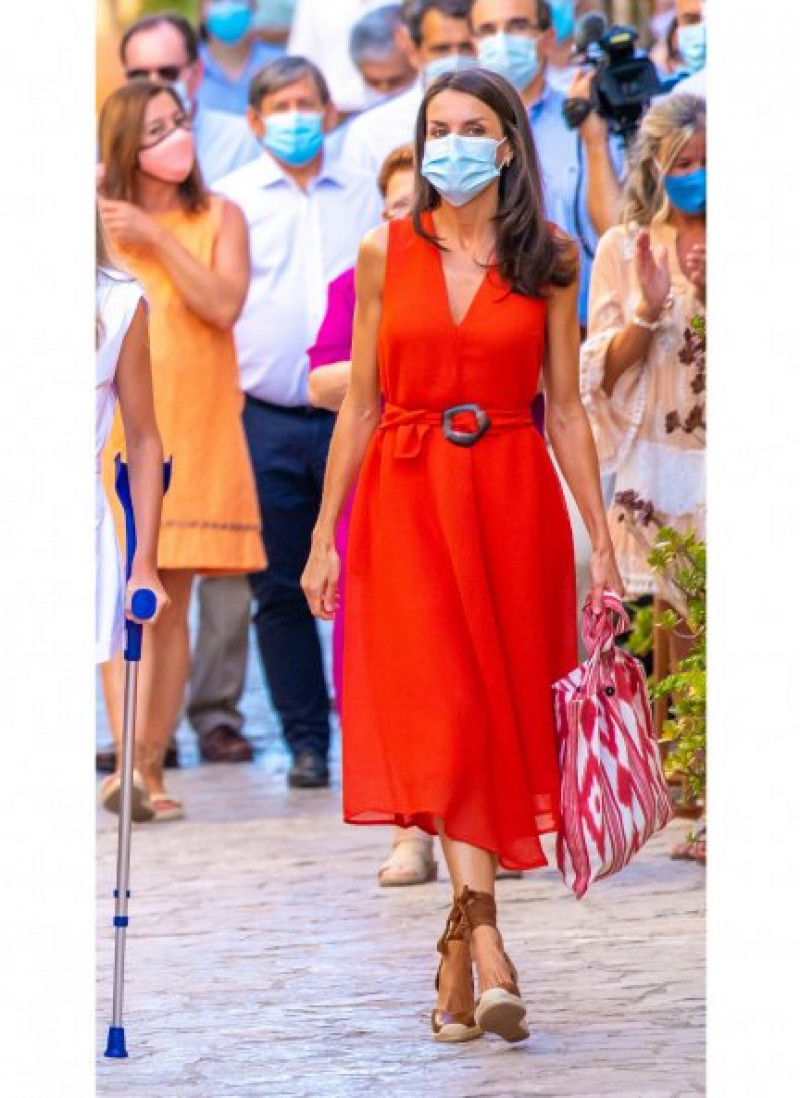 Doña Letizia no podía estar más chic combinando la bolsa FQ con un fresco vestido rojo y alpargatas.