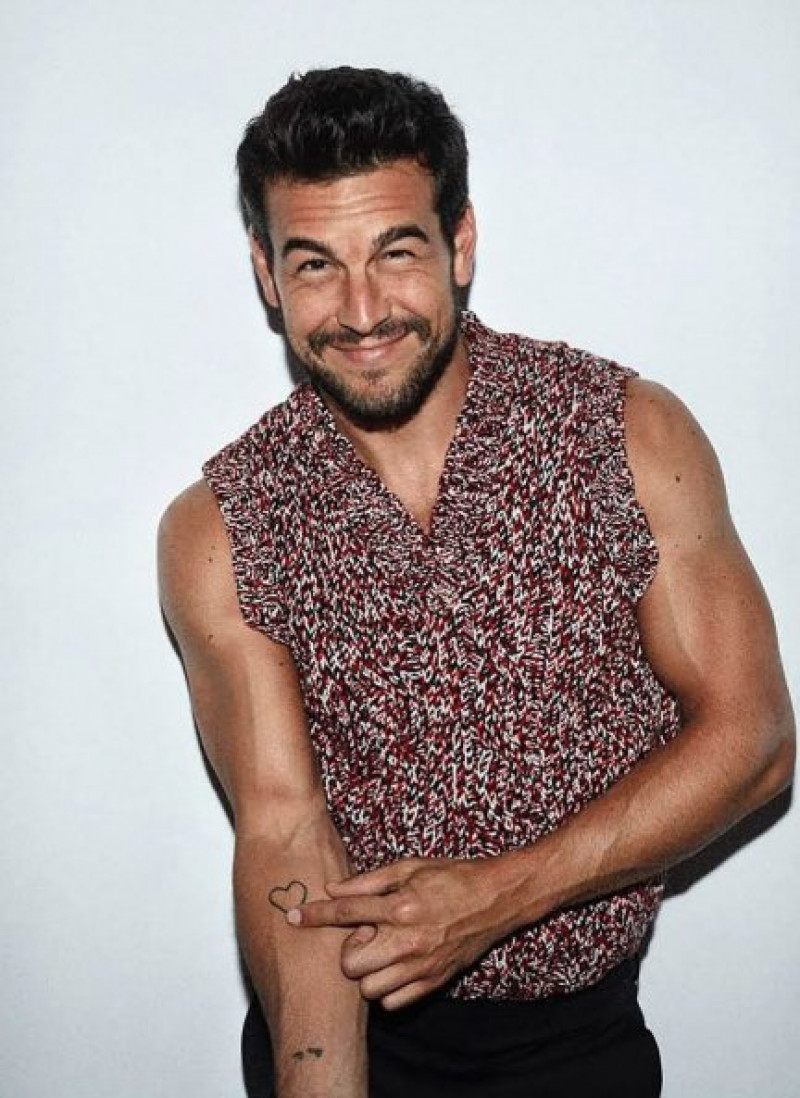 Mario Casas está jugando al despiste sobre quién es su acompañante.