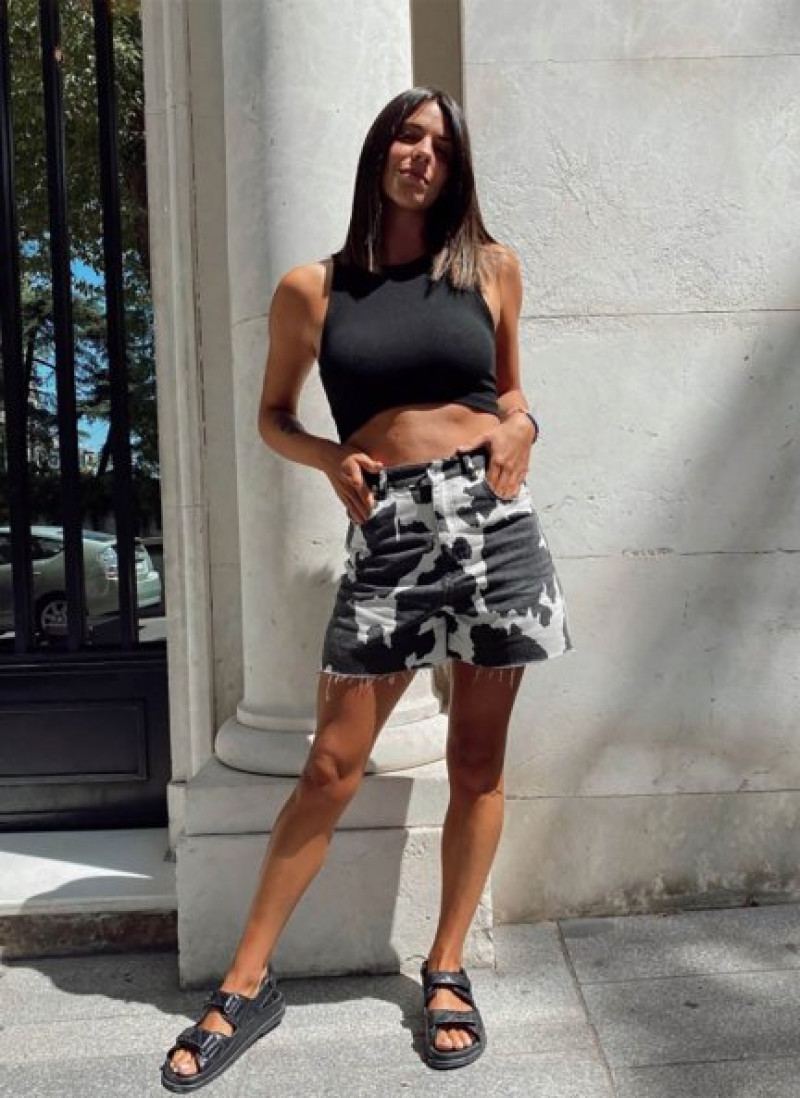 Laura Matamoros estrenaba look conjuntando unos pantalones con el animal print del verano y unas sandalias tendencia de una prestigiosa marca.