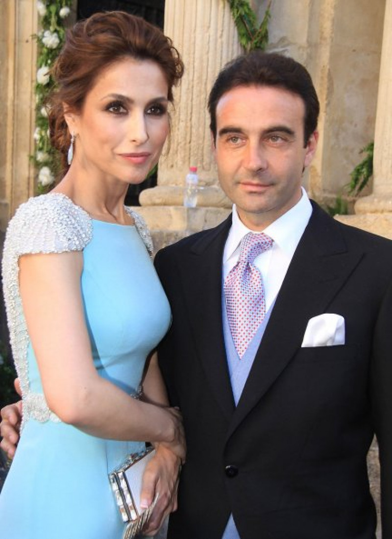 El torero Enrique Ponce y Paloma Cuevas en la boda de Verónica Cuevas y Manuel del Pino en Sevilla, en 2014.