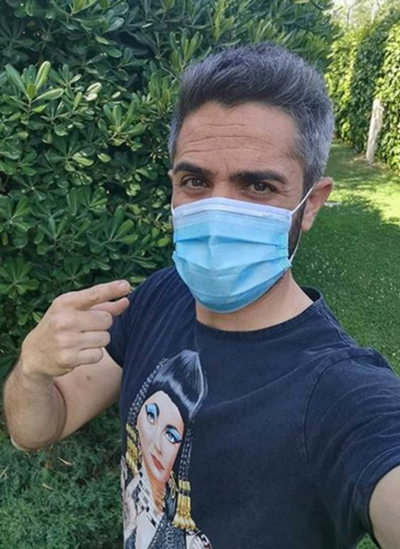 Roberto Leal apoya el uso de mascarilla frente al coronavirus.