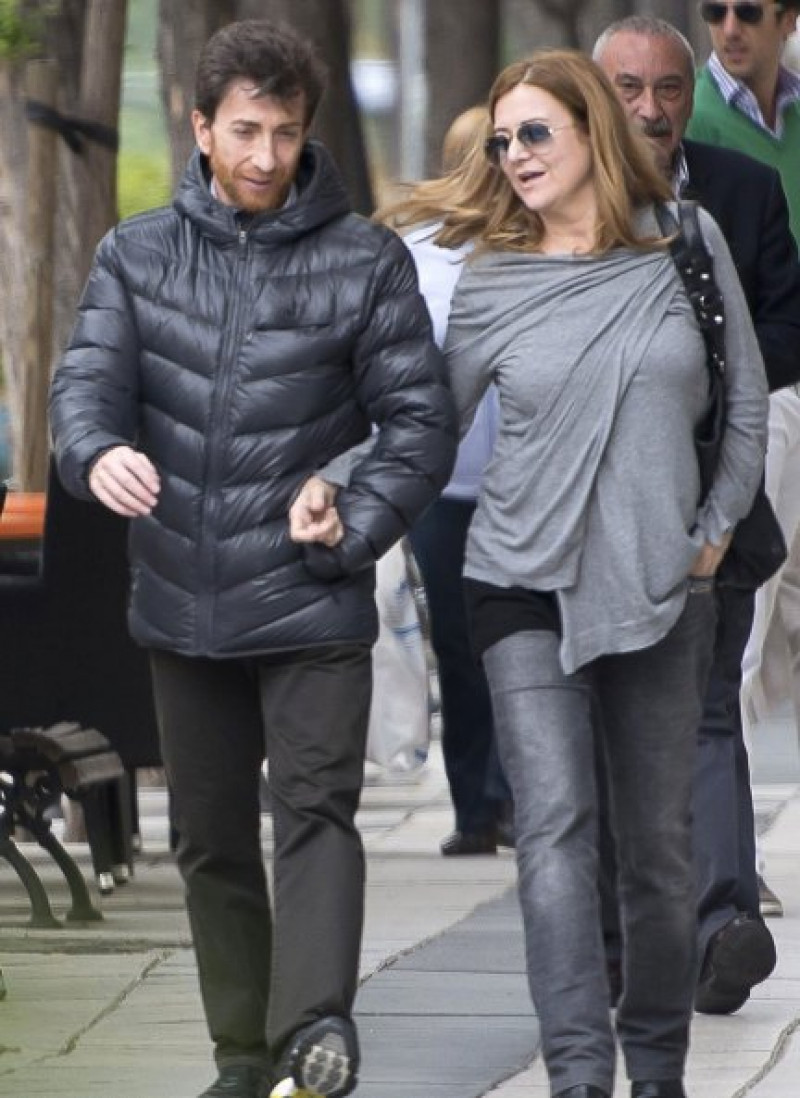Pablo Motos y Laura Llopis paseando por las calles de Madrid.