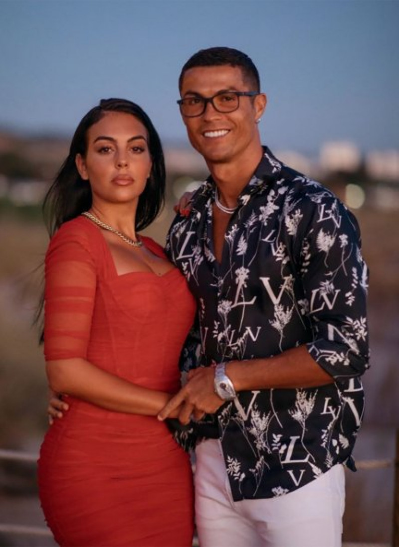 Georgina Rodríguez y Cristiano Ronaldo, en uno de los muchos posados que han compartido este verano.