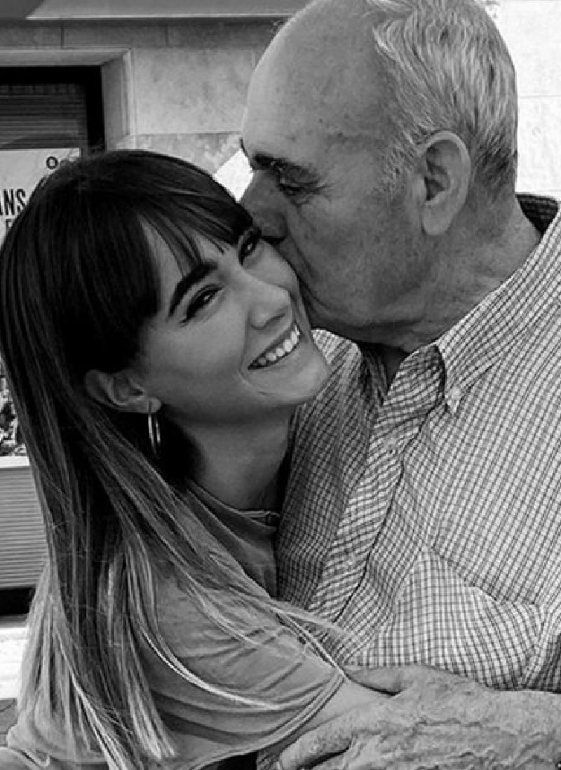 Aitana Ocaña, en una de las imágenes junto a su abuelo.