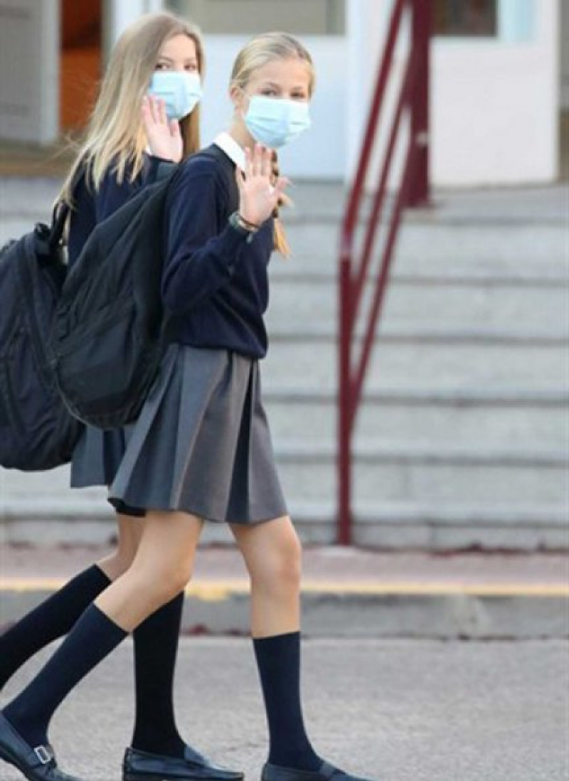 La Princesa de Asturias y su hermana, Sofía, a la entrada del colegio Santa María de los Rosales en septiembre de 2020.