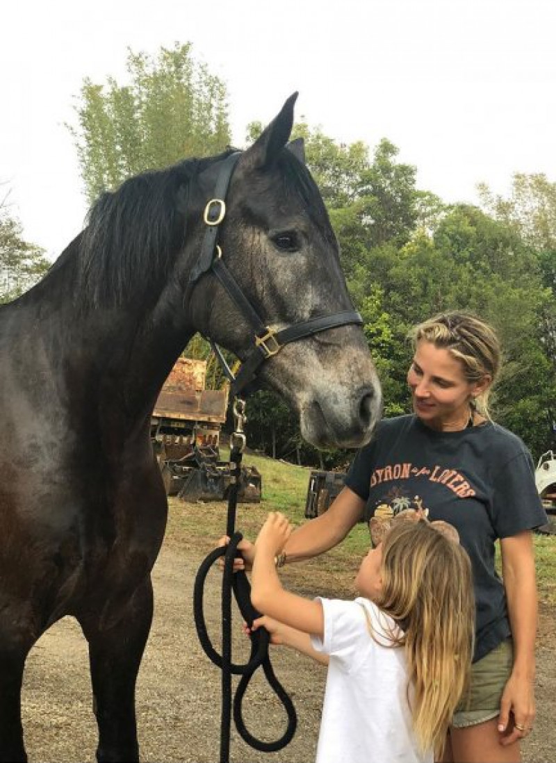 Elsa Pataky inculca el amor por los animales a sus hijos.