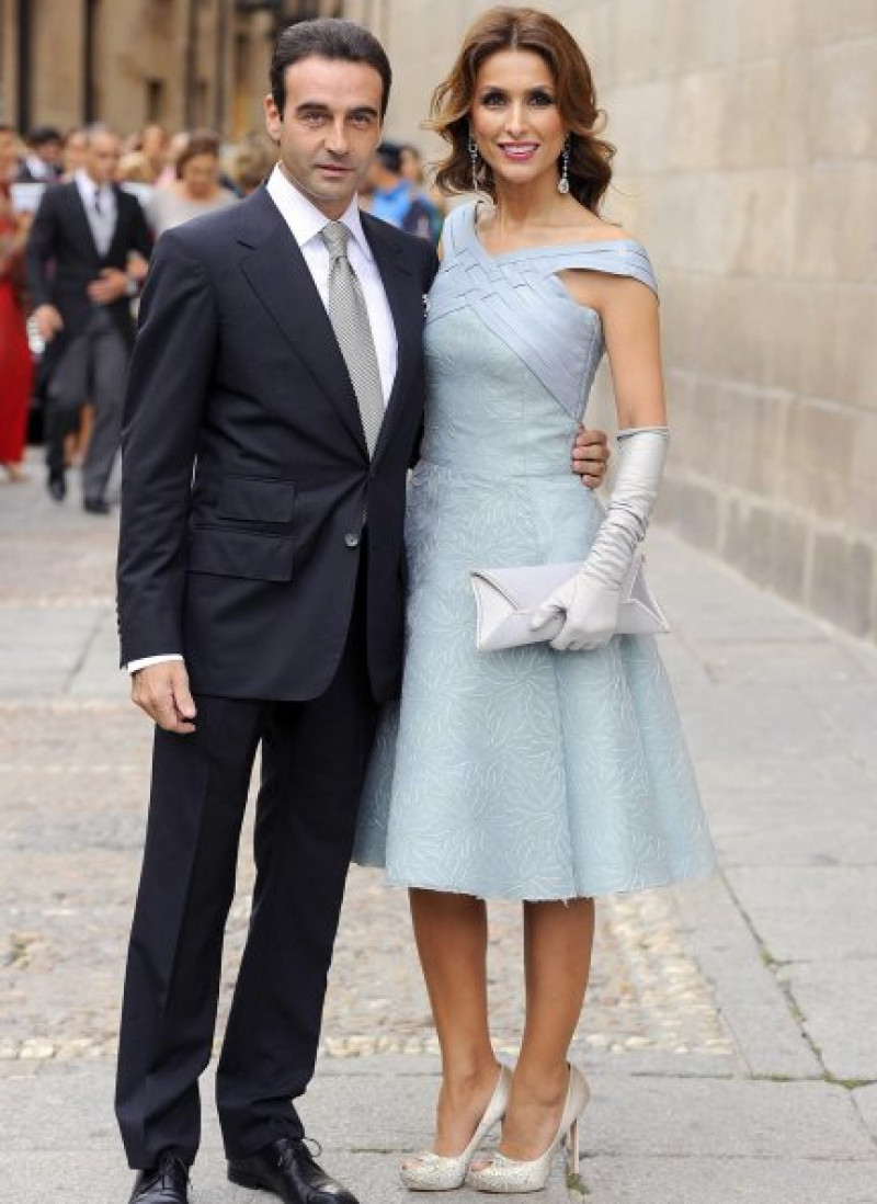 Enrique Ponce y Paloma Cuevas posando en la boda de Miguel Ángel Perera y Verónica Gutiérrez.