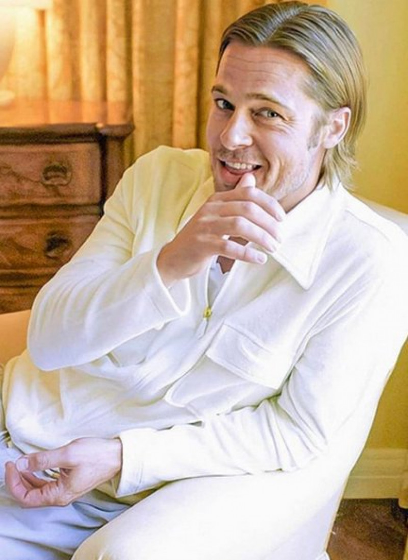 Posado del actor Brad Pitt, con su look más reciente con el pelo más largo y perilla.