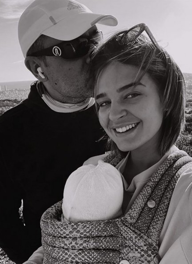 Risto Mejide, su mujer, Laura Escanes, y la pequeña Roma con tan solo unos días de vida.