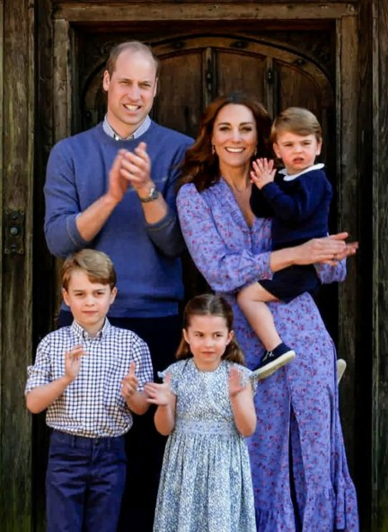 Los duques de Cambridge posan con sus tres hijos, Jorge, Carlota y Luis.