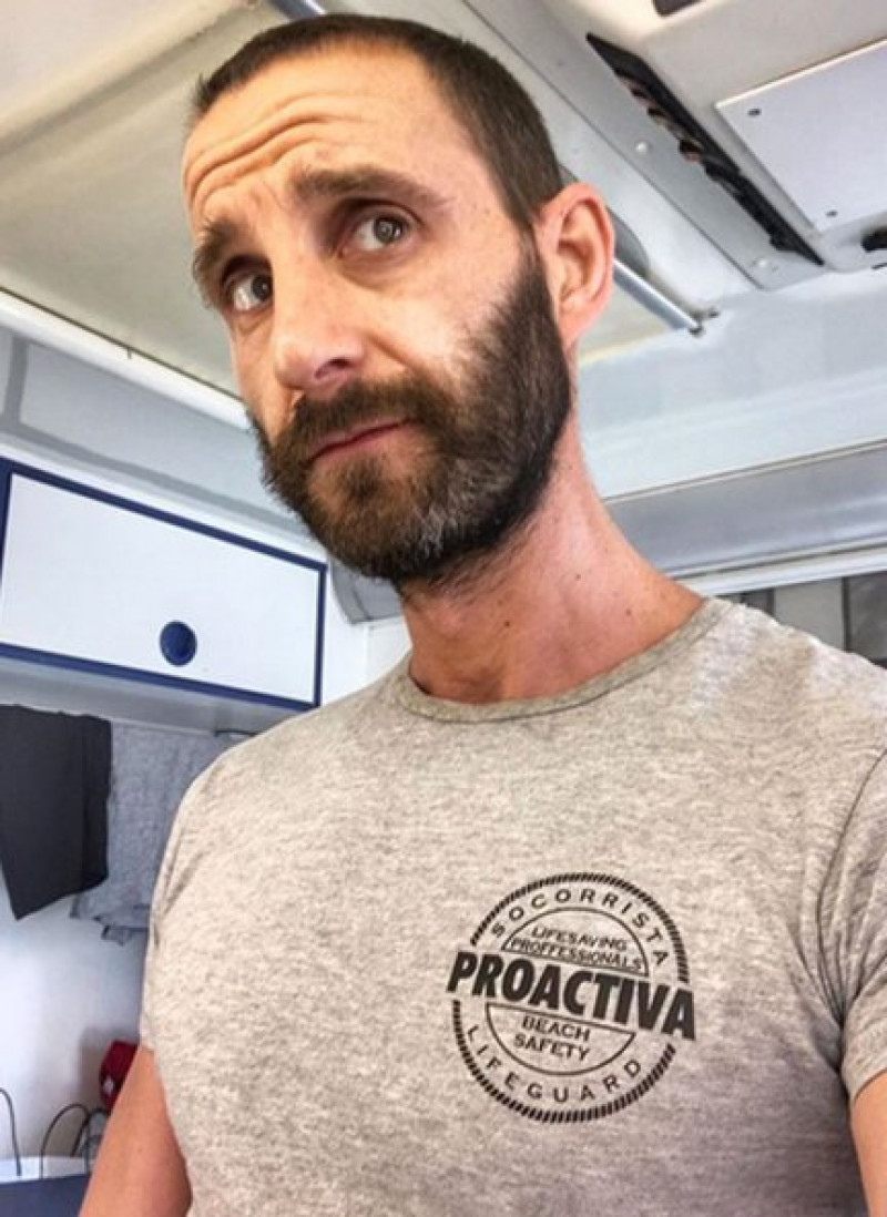 Dani Rovira, con la camiseta de socorrista Proactiva de su nueva película 'Mediterráneo'.