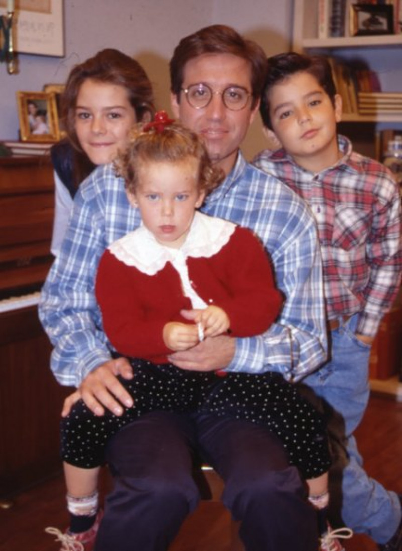El doctor Nacho Martín junto a sus hijos María, Chechu y Anita.