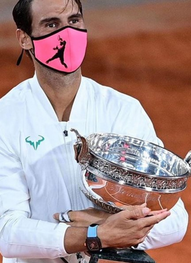 Rafa Nadal, emocionado, escucha el himno de España abrazado a su decimotercera copa de Roland Garros.