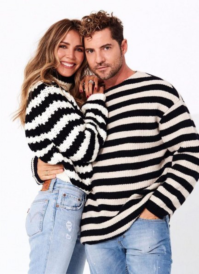 David Bisbal y Rosanna Zanetti posando juntos.