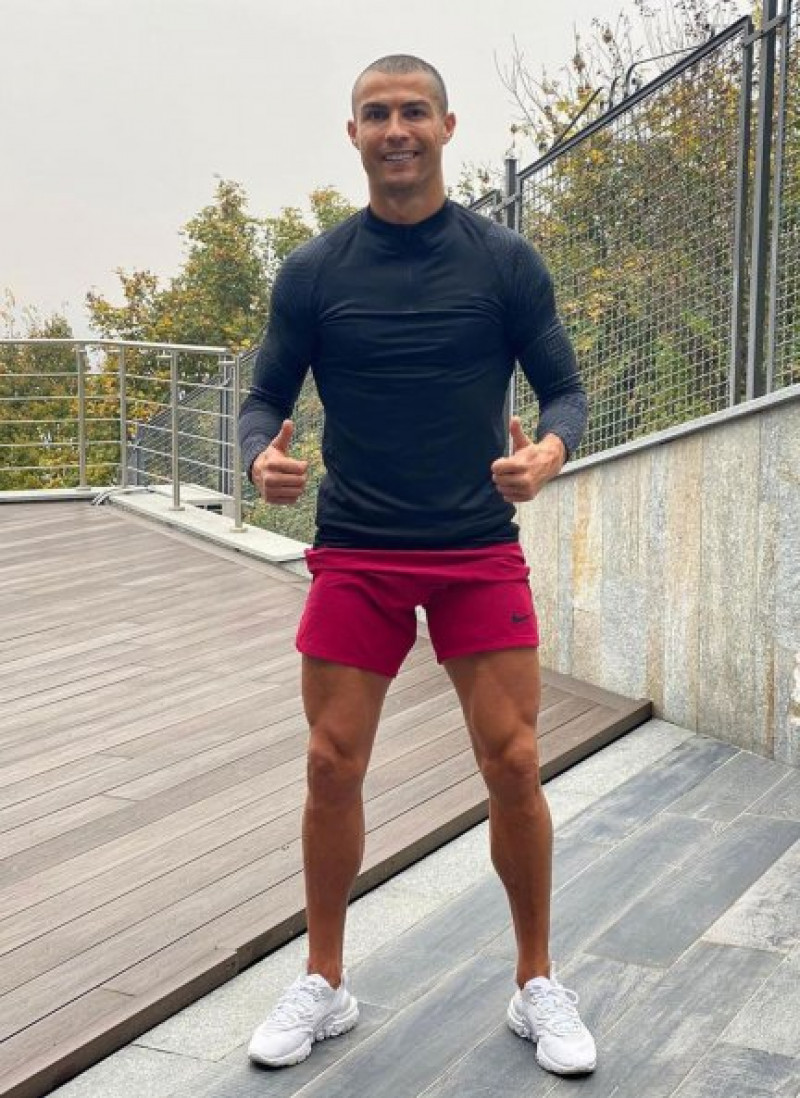 Cristiano Ronaldo sigue su rutina de ejercicios en casa.