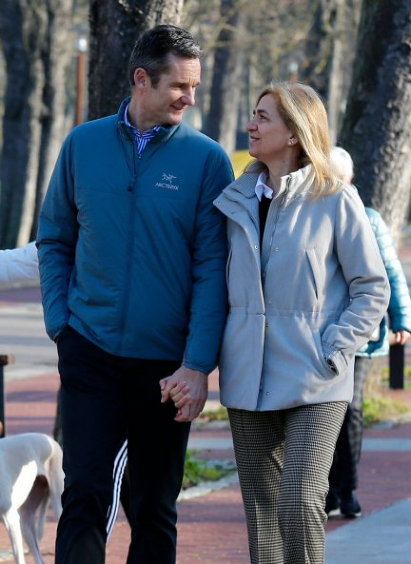 La infanta Cristina y su marido, Iñaki Urdangarin, dando un paseo por Vitoria.