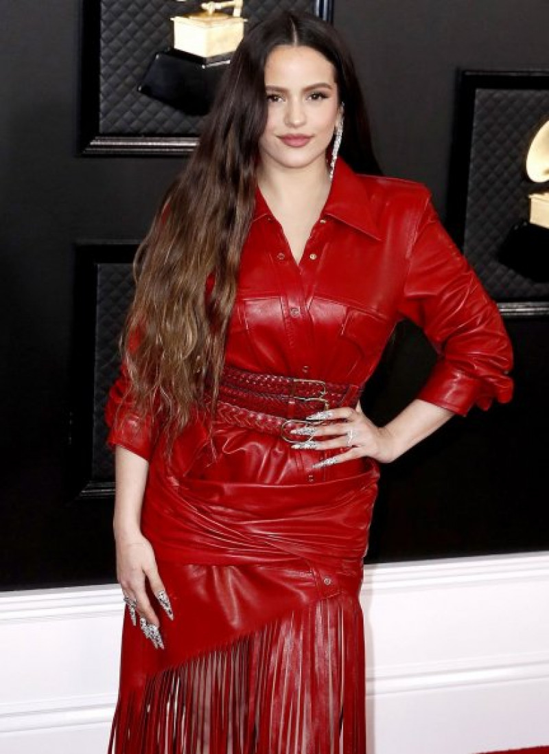 Rosalía posando en la ceremonia de los Premios Grammy.