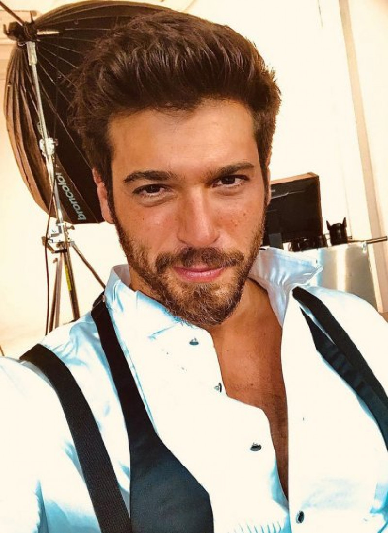 Can Yaman ha actualizado sus redes de la mejor manera: ¡acompañado de su madre!