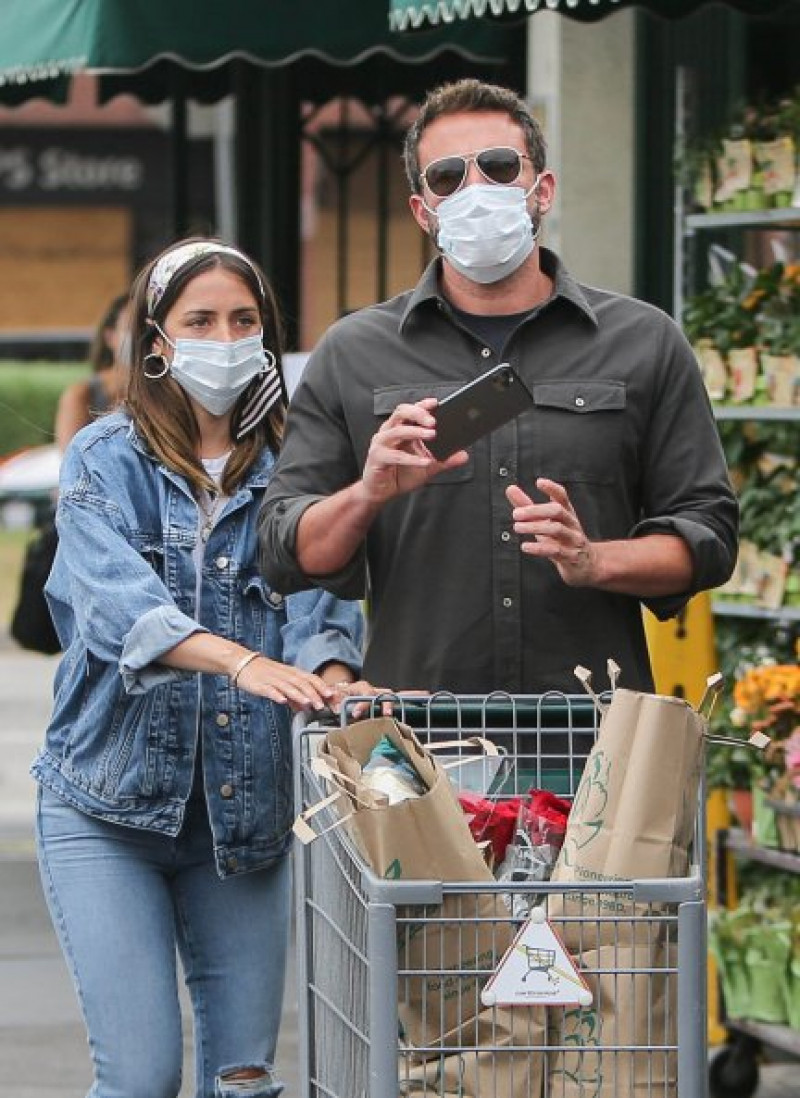 La pareja es vista a menudo haciendo la compra, paseando a sus dos perros o pasando el día con los hijos de Ben.