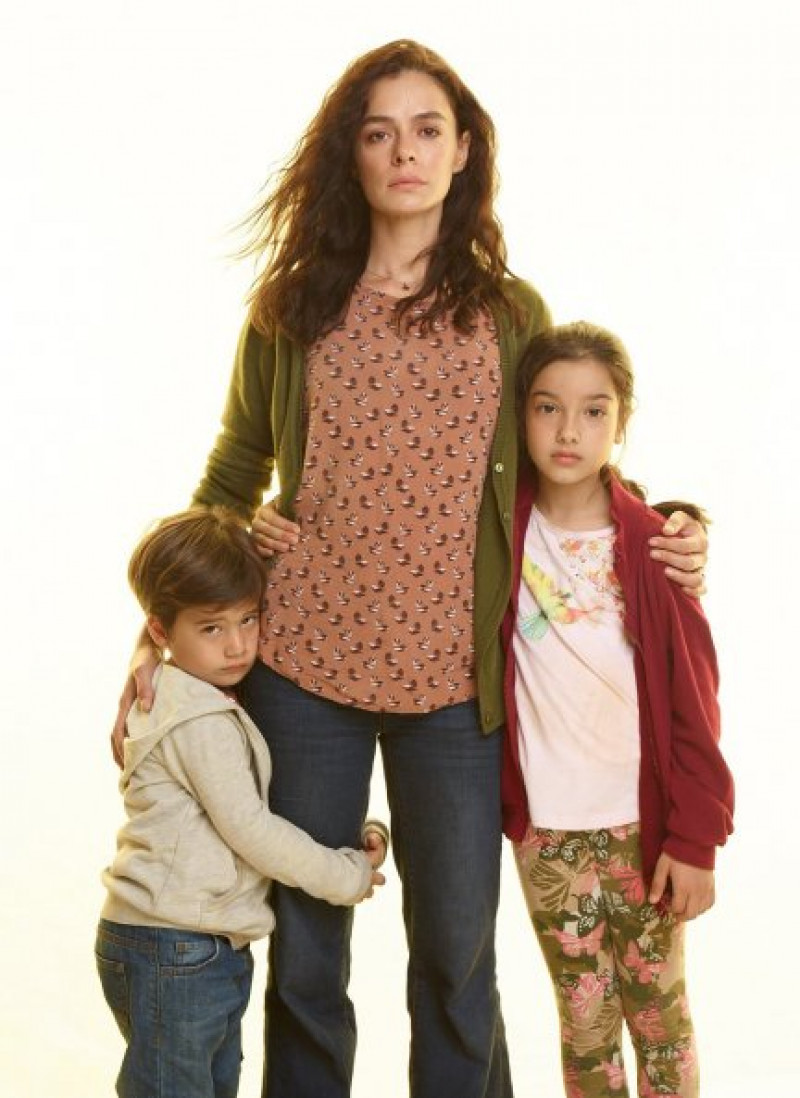 La protagonista de “Mujer”, Özge Özpirincçi, junto a sus dos hijos en la ficción.