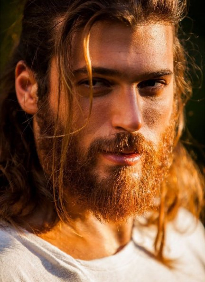 Can Yaman recuperará un estilo parecido al de su papel en 'Erkenci Kus'.