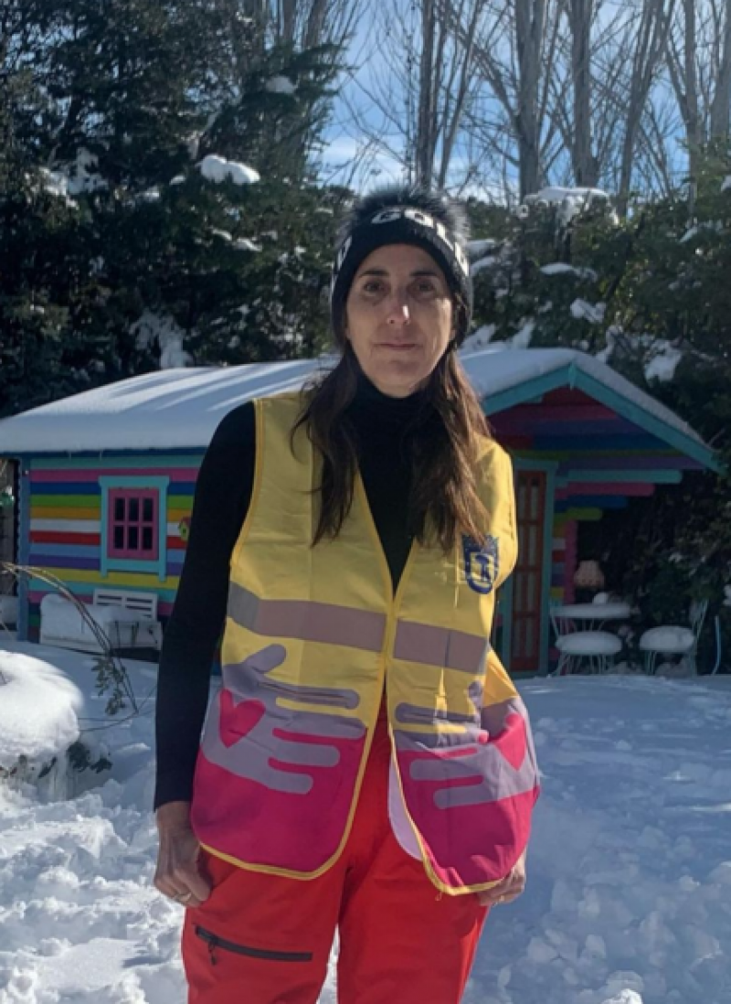 Paz Padilla, con el uniforme de Voluntarios por Madrid, la asociación con la que colabora